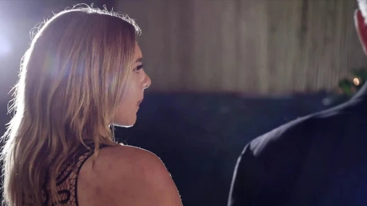 Daha derin. şehvetli gabbie ev hanımı rutininden ayrılıyor