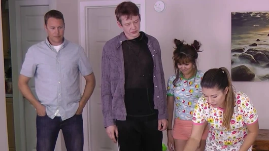 Striptiz boomsticks oyunu için yaramaz bir dörtlü seks geri döndü