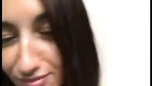 Güzel lisa kendini çok ateşli bir yolculuğa atıyor!