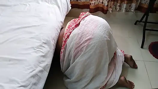 Pakistanlı ateşli üvey anne üvey oğlu onu sikip büyük götüne boşaldığında yatağın altını süpürürken sıkışıyor