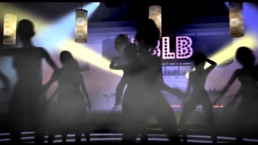 Ladyboy Candy yapay penisiyle oynuyor