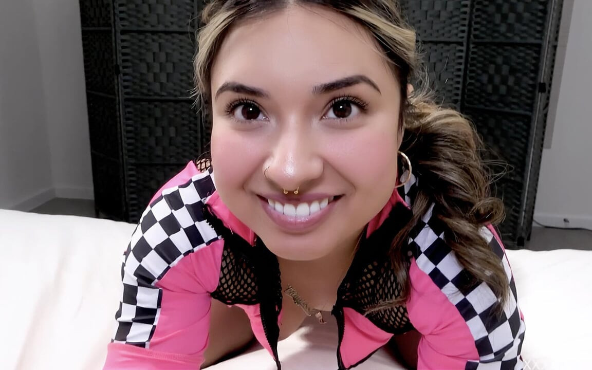 Minyon tıknaz tatlı kız anal döl yiyor
