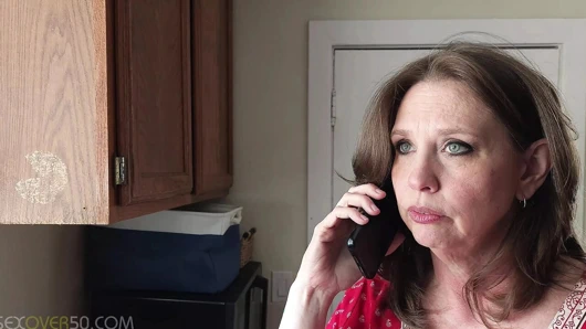 Seksi olgun orta yaşlı seksi kadın gizemli teyzesinden bir paket ve ev sahibinden sert bir yarak alıyor. -Nora Köken Hikayesi-