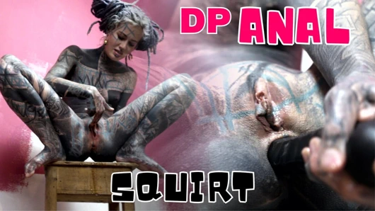 Sıska dövmeli kız iş kıyafeti azgın tablo tek başına mastürbasyon yapıyor, anal, delik genişletme, fışkırtma