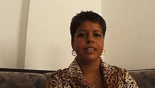 Büyük götlü zenci sürtük oyuncu seçmelerinde amını ovuyor ve parmaklıyor