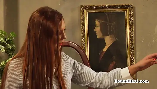 Yaramaz çıplak büyük götlü lezbiyen köleler madamın önlerinde orgazm olduğunu izliyor ve mastürbasyon yapıyor