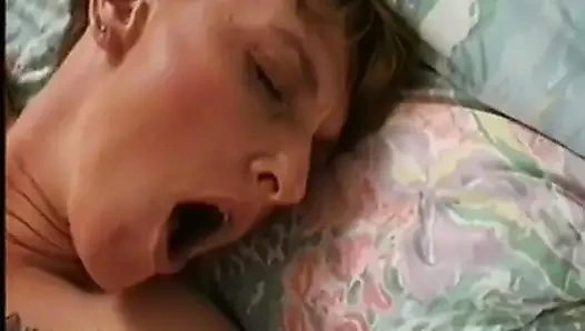 Французская шлюшка любит лизать сперму большого члена