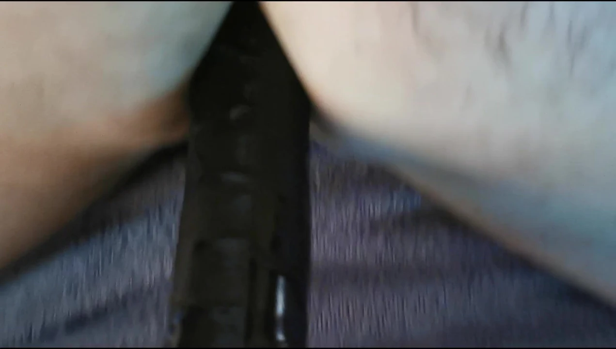 Evli kadın kocasının götünü büyük bir dildoyla sikiyor