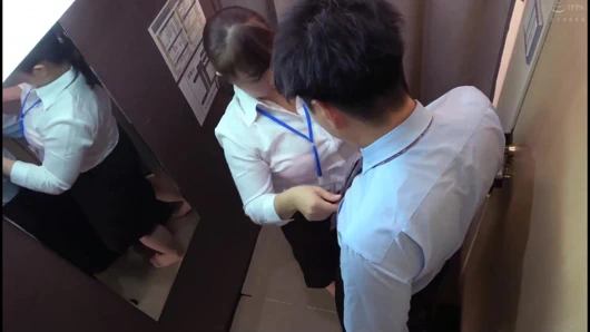 Soyunma odasındaki olgun kadınlardan sikini çıkardıktan sonra pantolonunun paçalarını açmalarını istersen ne olur?