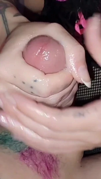 Незабываемый момент из "Супер не дает дойти до оргазма, дрочка от альт-тинка делает несколько фонтанов спермы"