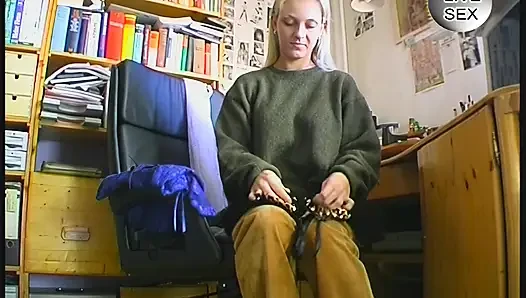 Sarışın bebeğin kütüphanede sapık vakum fetişi orgazmı