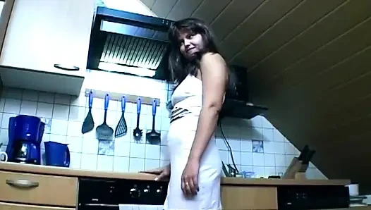 Gode anal dans la cuisine avec des seins baveux suce eux-mêmes