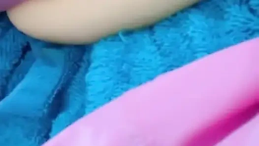 Kremsi yoga pantolonu fışkırtıyor ve mastürbasyon yapıyor