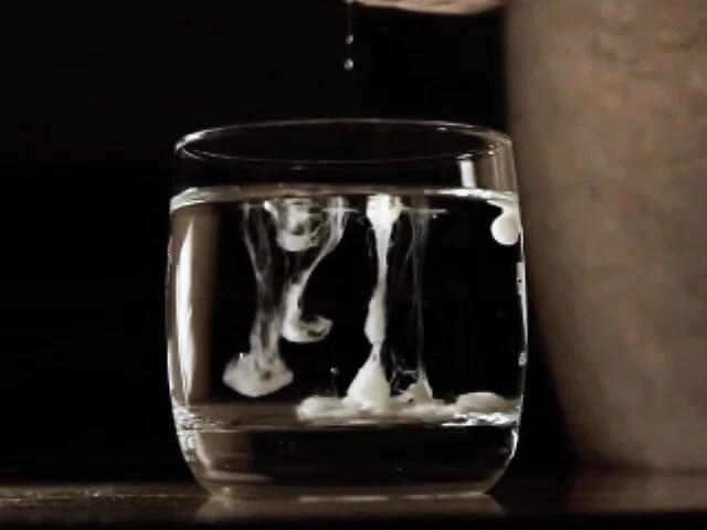 Pi3da bir bardak suya boşaltıyor