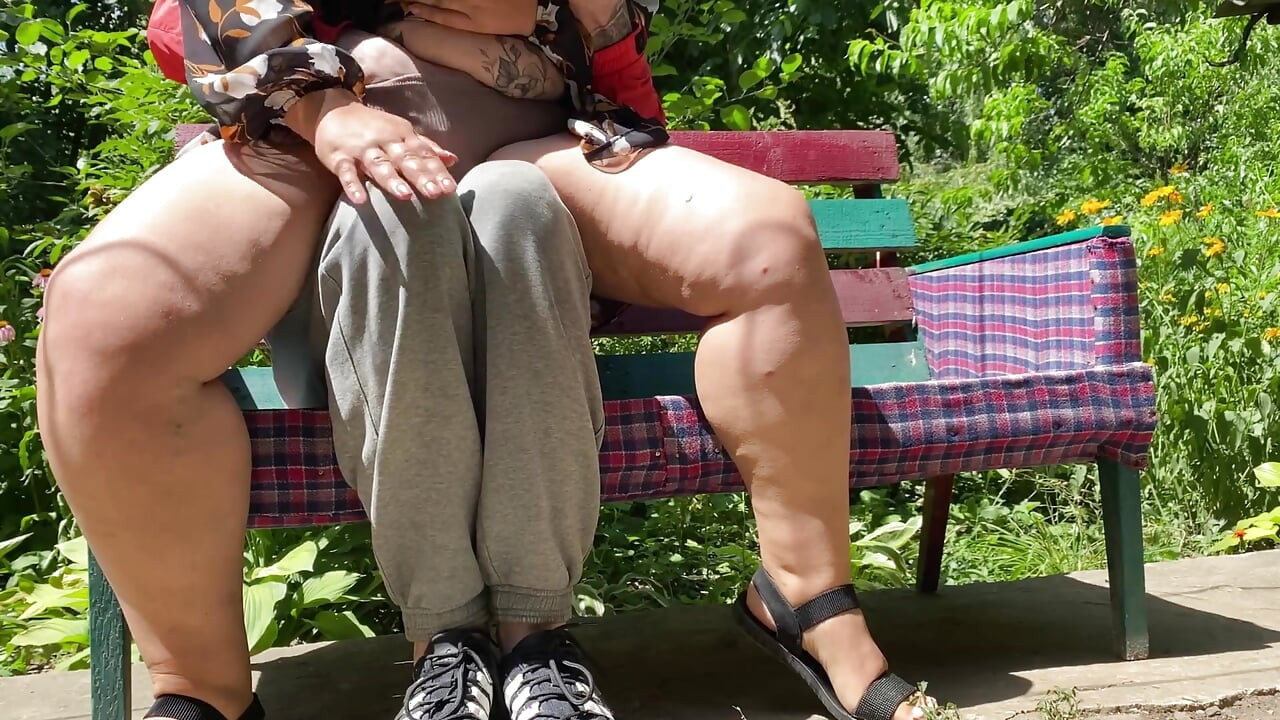 Harika götlü kayınvalide açık havada oğlunun üstüne işiyor ve mastürbasyon yapıyor