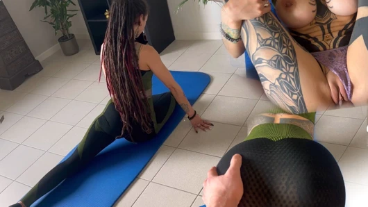Eğitmen yoga pozisyonunu utanmadan istismar ediyor