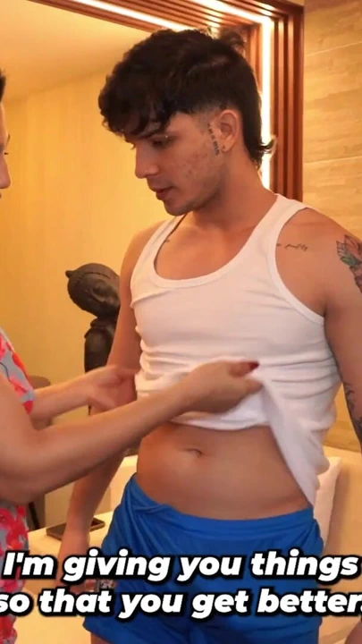 Üvey oğul yanlışlıkla çok sert bir yarakla bitiyor! Ama büyük götlü üvey annesi ona elini uzatıyor | Klip 1