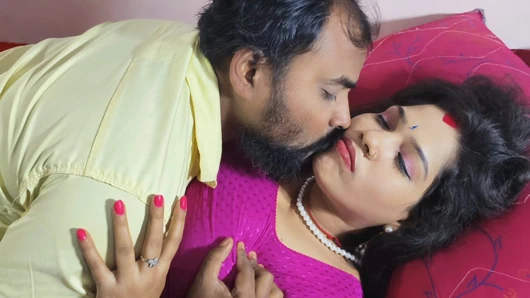 Yeni evli Bengalli köylü evli kadın kırmızı sari ile romantizm ve sevgilisiyle seks