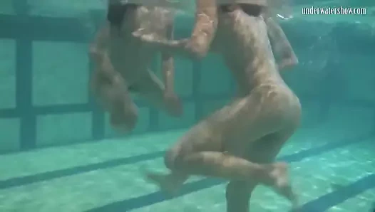 Seksi genç gençler suda girdap