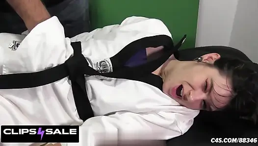 Karateci kız masada koltuk altlarında gıdıklıyor