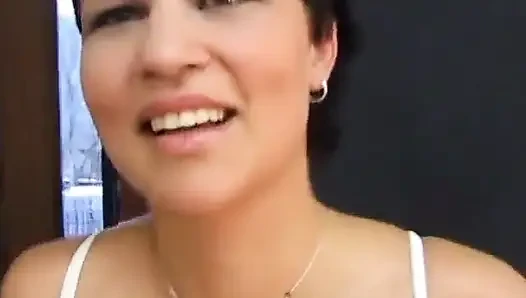 Büyük yaraklı adam sevimli kısa saçlı güzel bir fahişe tarafından sikini emdiriyor