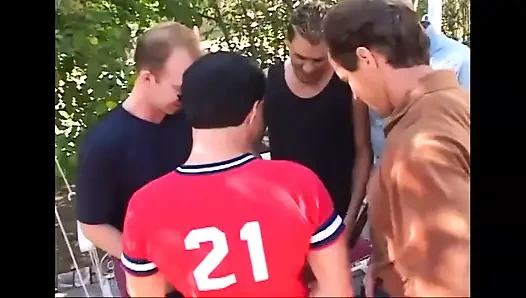 Zevk arayan bir esmer için vahşi grup seks