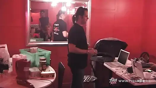 Çıplak çiftler ve direk dansı ile vahşi eş değiştirme kulübü gecesi