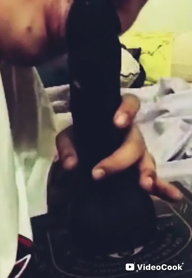 O Plastik Yarağı Emen Deri (dildo Yüz Sikişi Bakış açısı)
