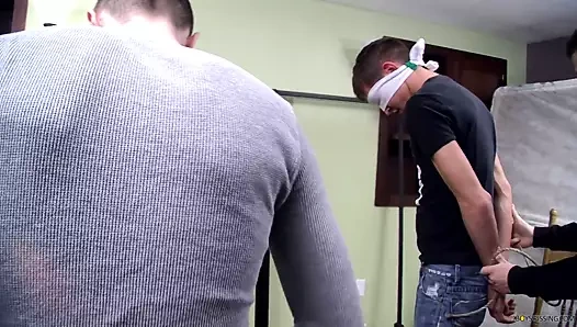 saksocu bryce corbin gözleri bağlı ve kızgın üzerinde alem