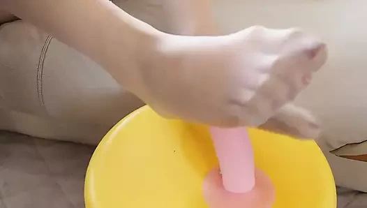 Külotlu çoraplı orta yaşlı seksi kadın ayakla muamele