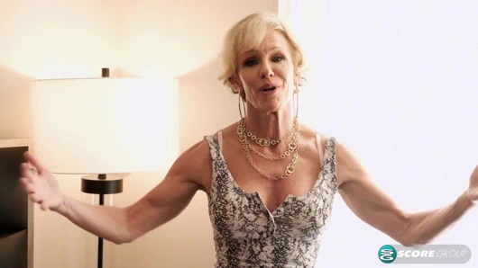 İri göğüslü evli kadın ve anne büyük, genç bir yarağı sikiyor