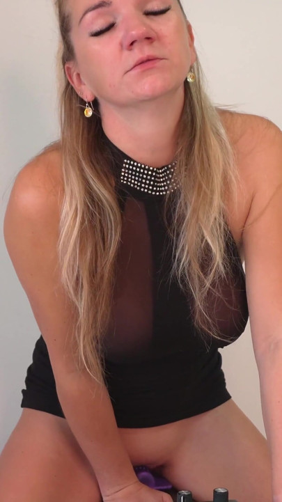 Amatör orta yaşlı seksi kadın sybian'da aşırı azgın