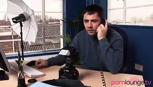 Ateşli sarışın amcığını sikiyor