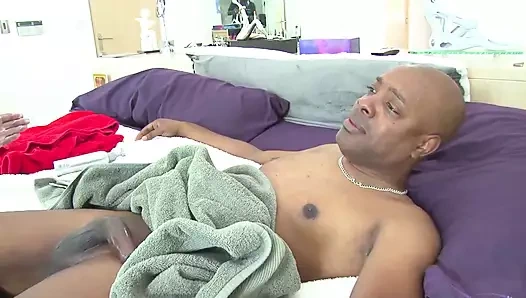 Layton Benton - koyu saçlı deneyimli bir kadın