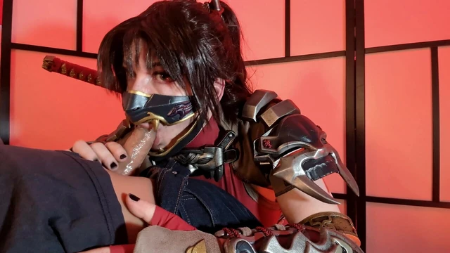 Taki cosplayer kız ıslak sakso çekiyor ve sert öğürüyor