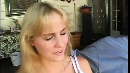 Yaramaz sarışın tatlı Rebecca Starr göt körfezinde siyah çapayla düşürülmekten hoşlanıyor
