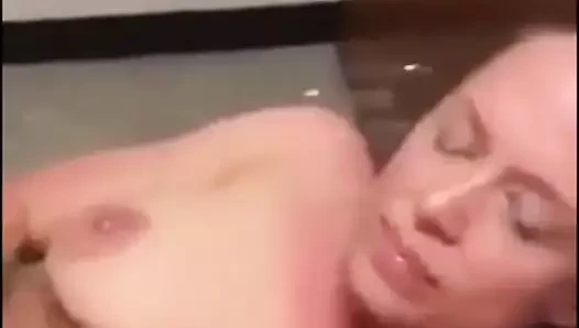 Sau pisst sich nackt in der Umkleide voll!