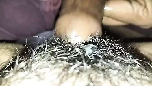 Genç Hintli kadın kocası işteyken komşu erkek arkadaşı tarafından sikiliyor. Hintli desi edepsiz erkek arkadaş videosu.