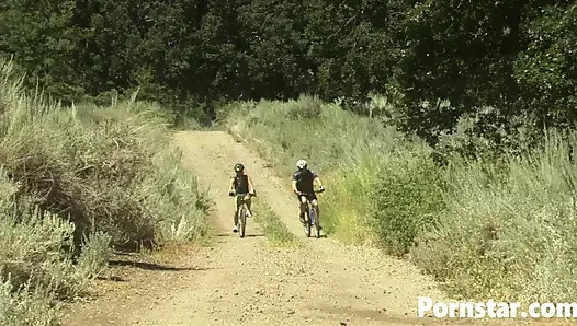 Ateşli motorcu Avenna Lee açık havada korunmasız sikiliyor