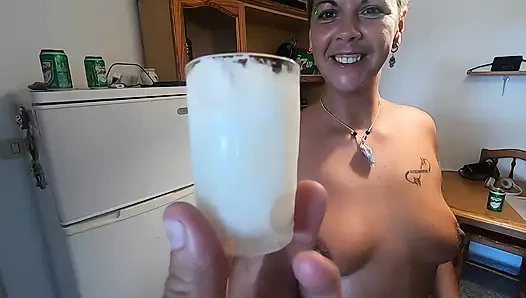 Kız arkadaş bardaktan bir sürü tasarruflu döl içiyor