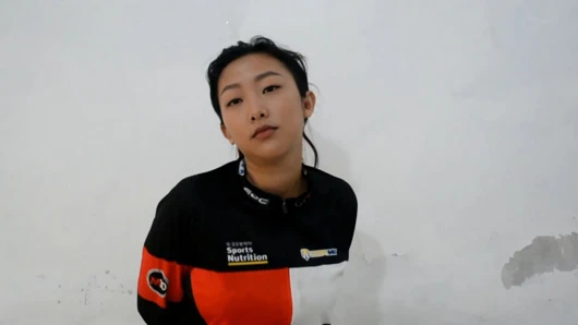 Spor kızı tek başına mastürbasyon yapıyor