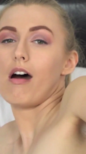 Сногсшибательный момент из "Alexa Grace в колготках трахает пальцами киску"