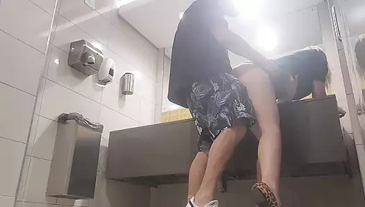 Yeni karım alışverişle meşgulken eski karımla umumi bir banyoda aldatıyorum