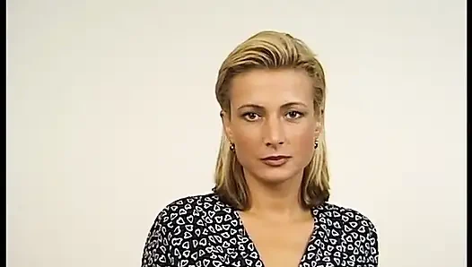 Sevimli sarışın dildoyla mastürbasyon yapıyor