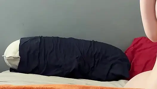 Sıkı 18 yaşındaki kız yarağa bindikten sonra dölle kaplı