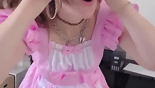 Sadece en sevdiğin transseksüel kadın kılıklı kız dans ediyor