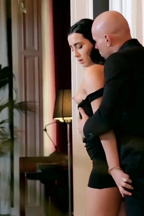 Ana Rose sapık seks sırasında büyük sikli bir milyoner tarafından domine ediliyor