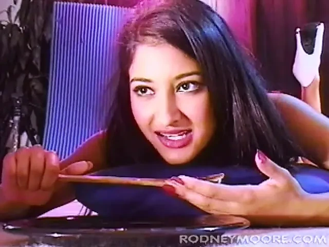 Klasik 90'ların Hintli yıldız kızı Nadia Nyce kalın dölü içine alıyor