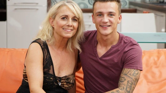 sarışın olgun ve ona genç sevgilisi