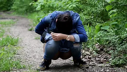 Tamamen doğal - Ingrid işiyor ve kendini bir yaprakla siliyor, birkaç işeme denemesi
